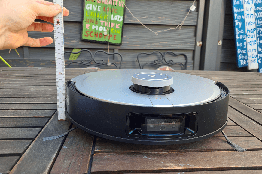 Der Ecovacs Deebot X1 Turbo wird mit einem Lineal ausgemessen